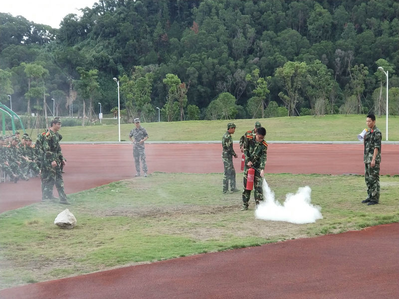 消防官兵在师范灭火器的使用_副本.jpg