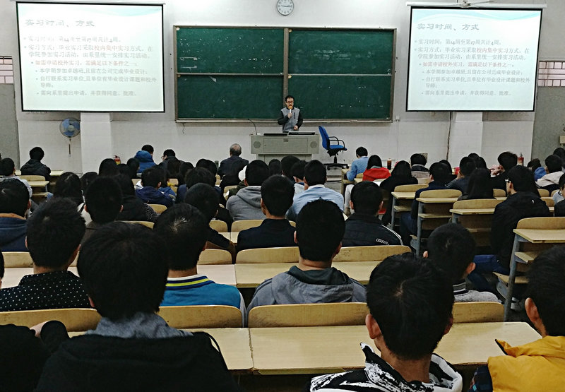 同学认真听讲.jpg