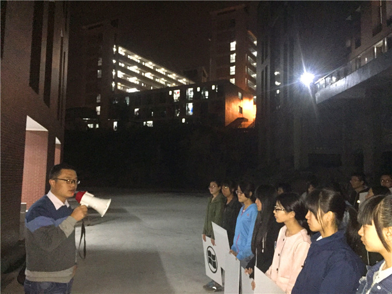 程向雷老师为训练方阵的同学们加油鼓劲.jpg