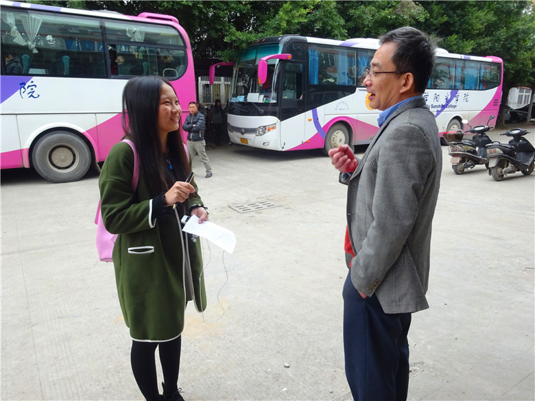 8.吴林萍同学不舍返程争分夺秒向翁总提问.jpg