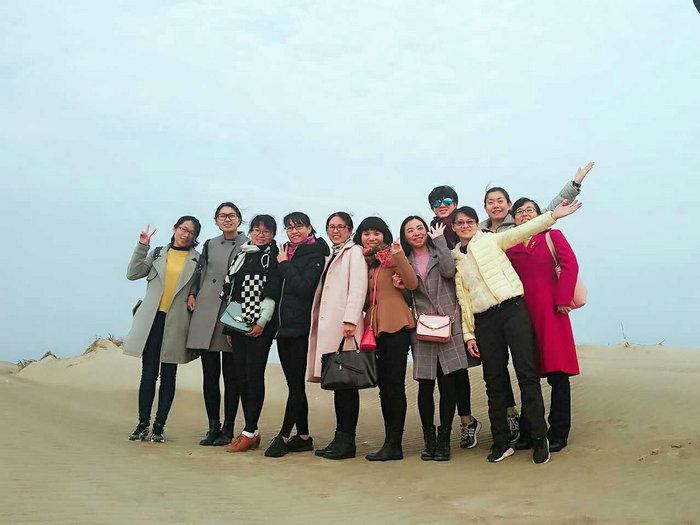 计算机系女教职工在长乐海滩合影.jpg