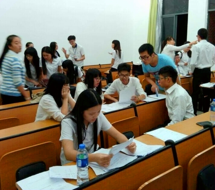学生干部商讨纳新结果_副本.jpg