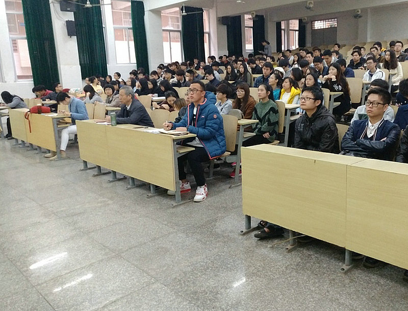 毕业生认真听取会议内容.jpg