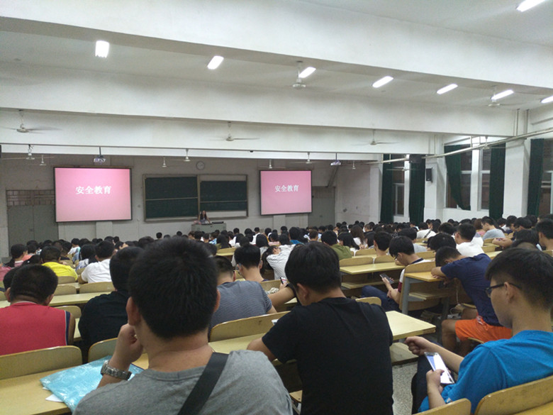 系分团委书记、2015级辅导员陈银屏老师1.jpg