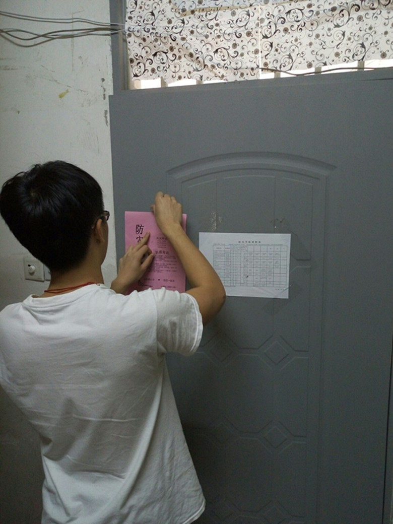 在宿舍张贴宣传单.jpg