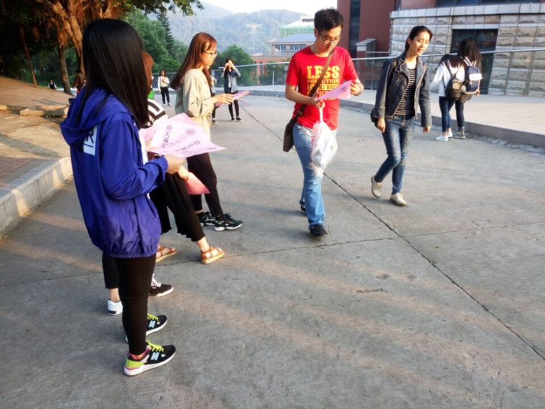 我系的学生在发放宣传单1.jpg