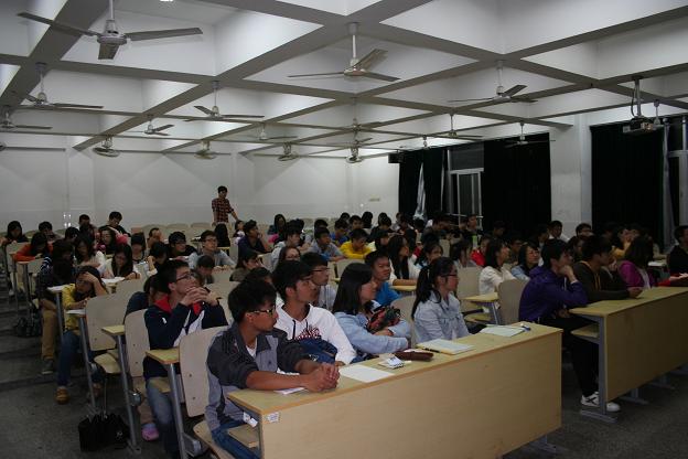 学生听讲.JPG
