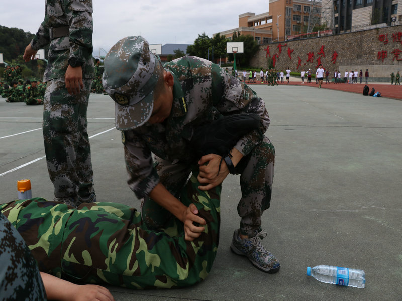 教官在帮助抽筋的选手恢复_副本.JPG