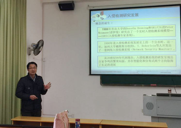 黄风华老师授课.jpg