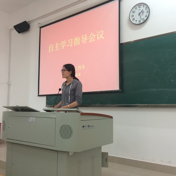 徐莉老师给同学们说明了关于自主学习注意事项2.JPG