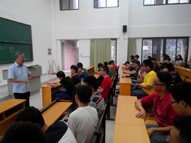 我系主任与同学们交流互动_副本.jpg