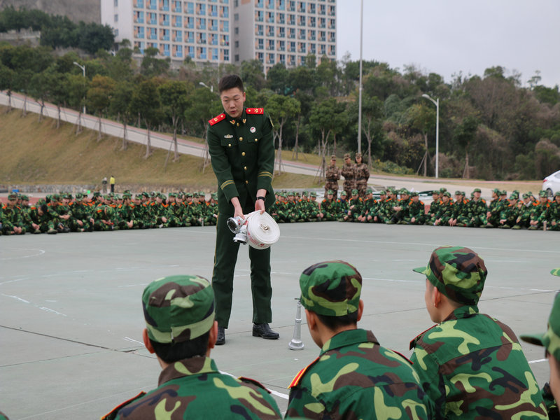 消防官兵正在演示消防栓及水袋的使用方法_副本.JPG