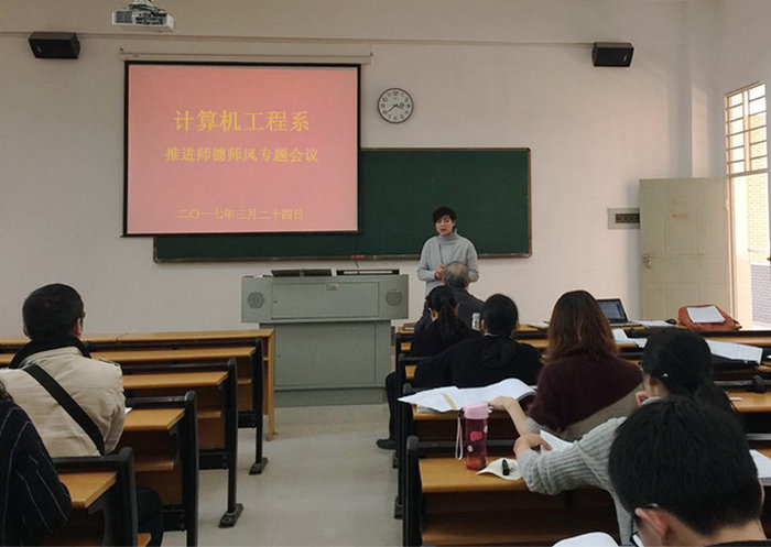 系党总支书记陈敏老师主持会议.jpg