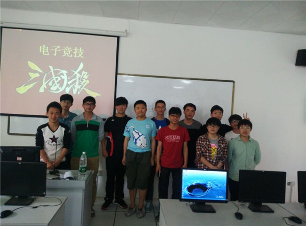优胜团队合影留念.jpg