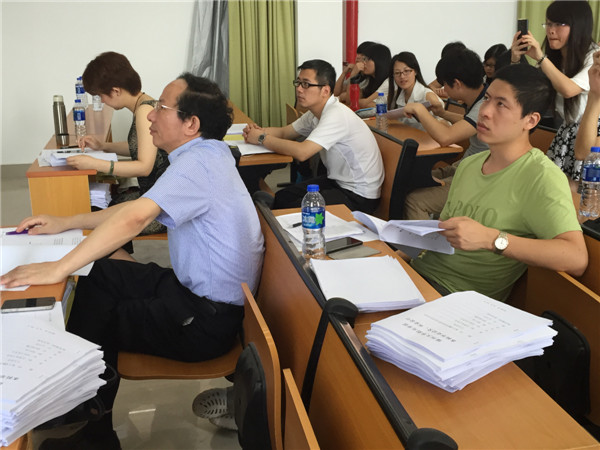 专业指导老师用犀利的目光在各个设计作品中解读出其存在的不足或优势.JPG