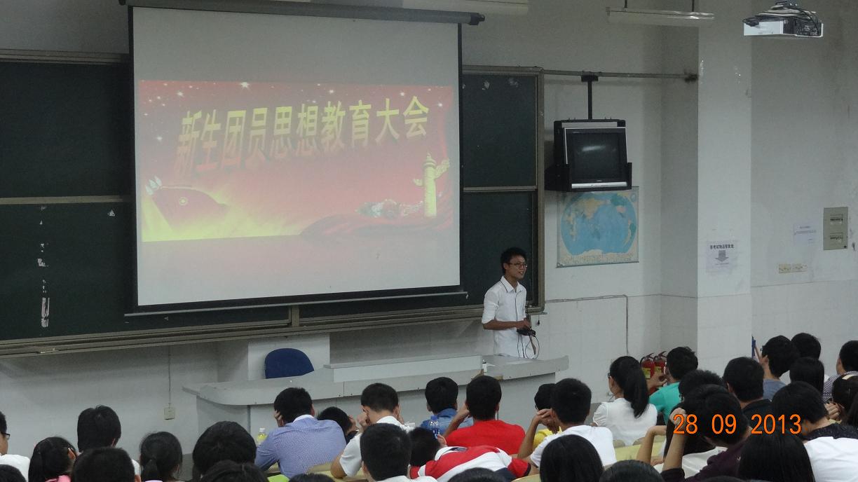 系党支部书记陈海林老师为新生们进行思想教育.JPG