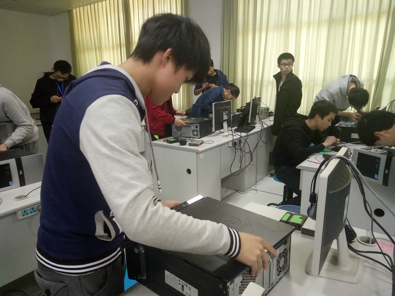 参赛选手有条不紊的装机中_副本.jpg
