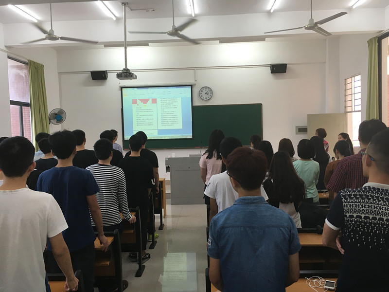 同学们认真地聆听歌曲的旋律.jpg