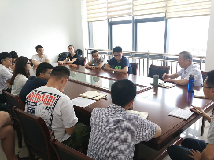 郑忠钦主任主持卓越专班毕业生座谈会.jpg