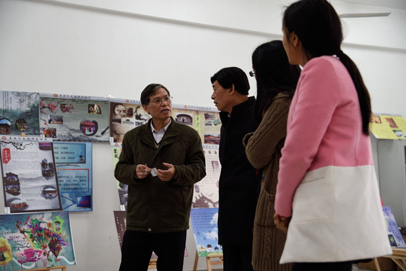 系主任在参观作品展_副本.jpg