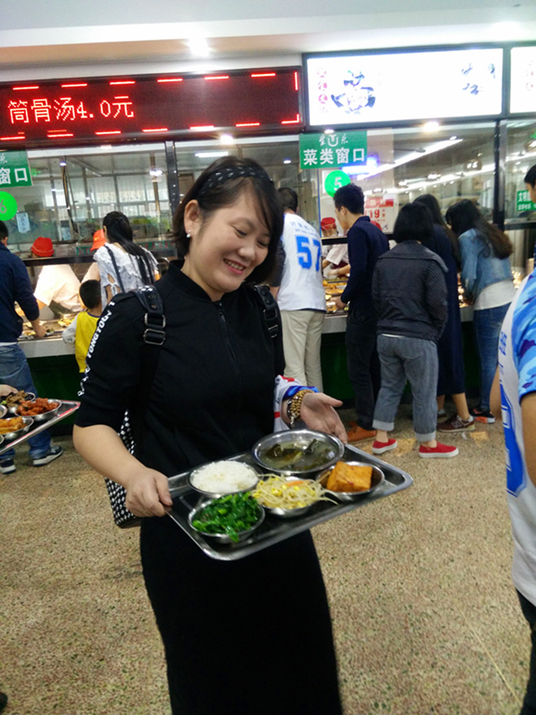 3食堂的饭菜真香!好想回到了大学那个时候。_副本.jpg