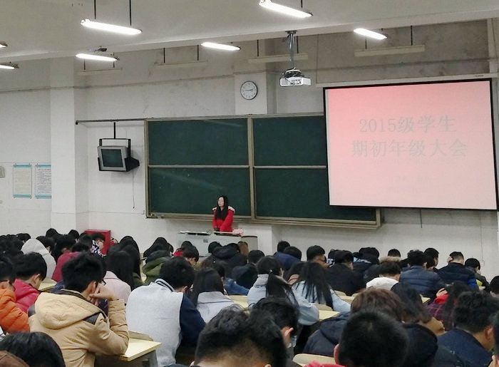 辅导员主持会议.jpg