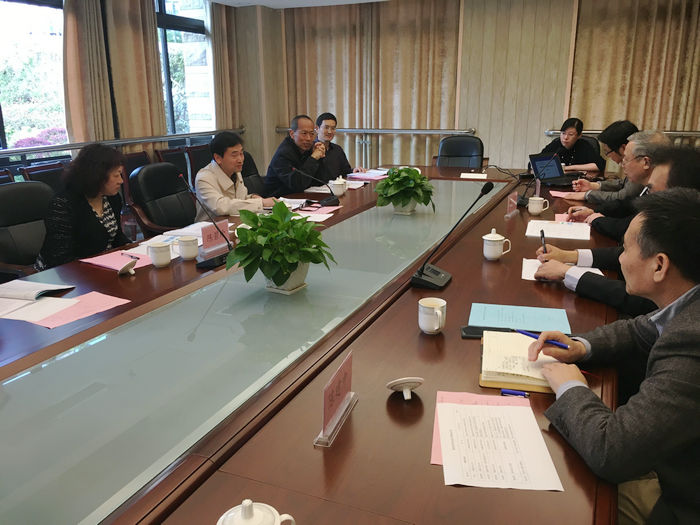 专家组成员同我校教师深入交谈.jpg
