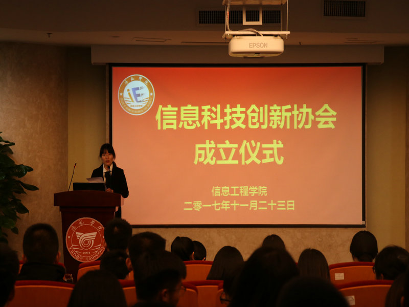 助理王琨在做会议讲解_副本.JPG
