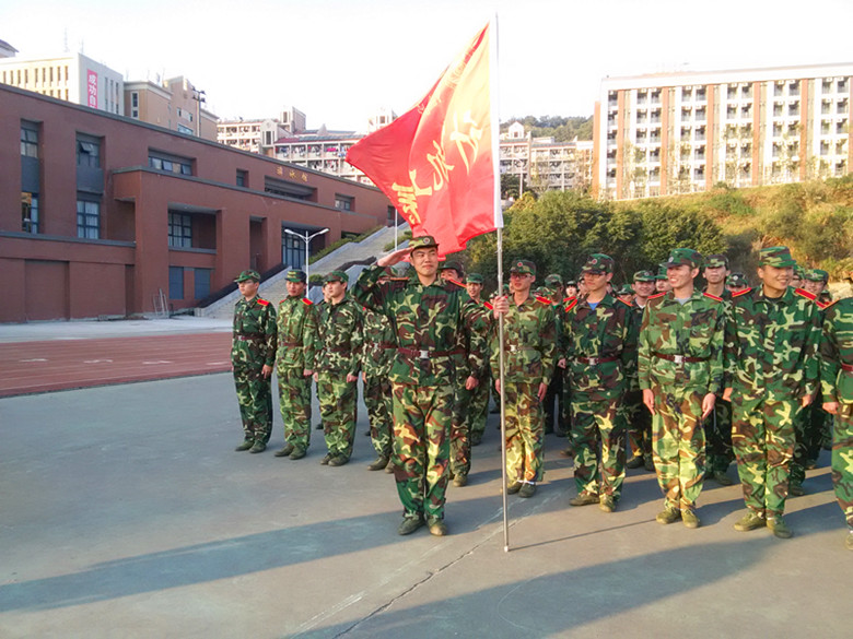 我系学子向前来探望的老师们敬礼_副本.jpg