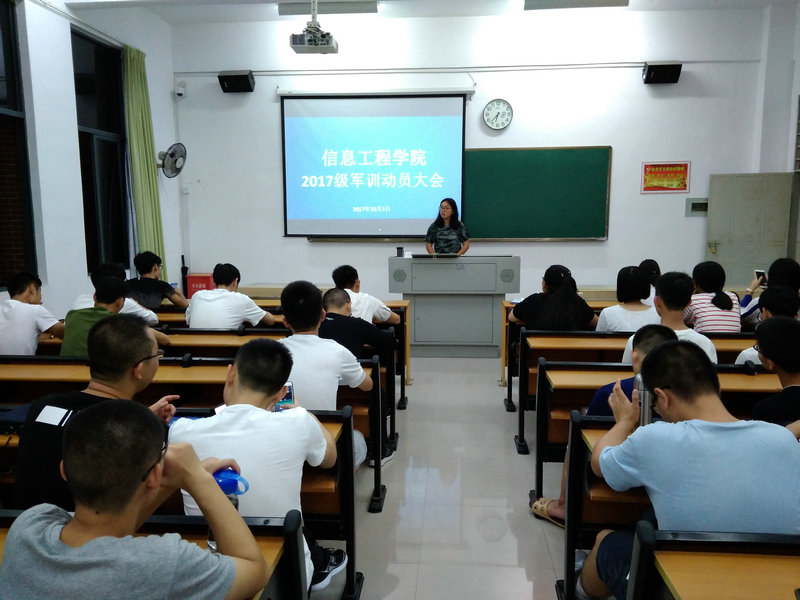 学生代表上台分享_副本.jpg