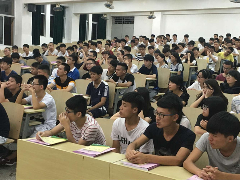 参会的全体新生..jpg