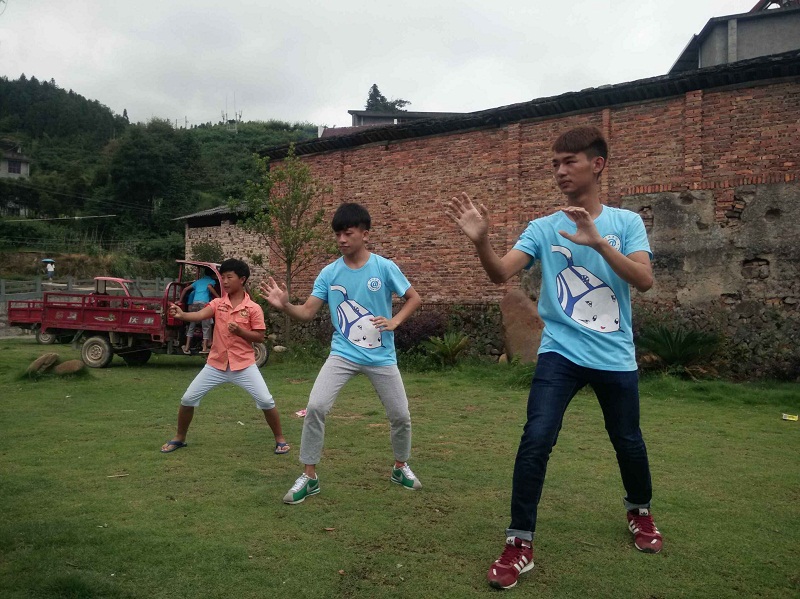 7.调研队向当地习武小孩学习武术.jpg