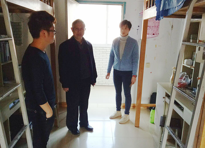 系主任郑忠钦老师走访学生宿舍与学生深入交谈.jpg