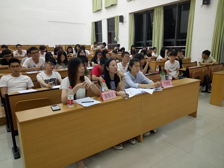 陈银屏老师向竞选者提问题.jpg