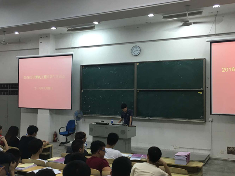 新生辅导员雷廷华老师主持大会.jpg