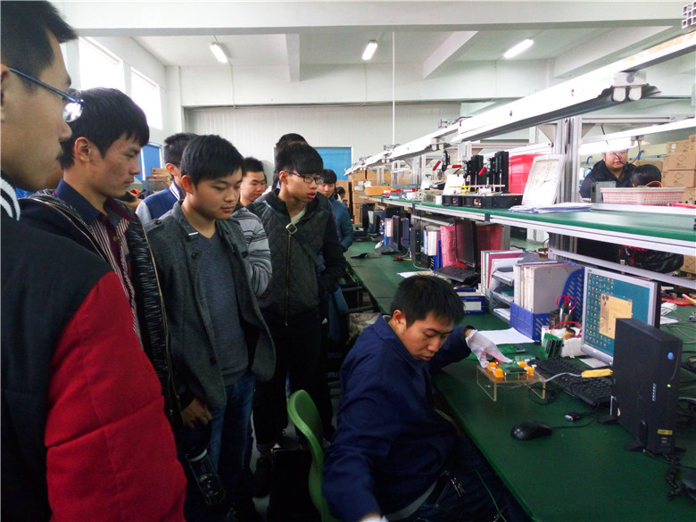 6.在生产一线驻足良久的同学们.jpg