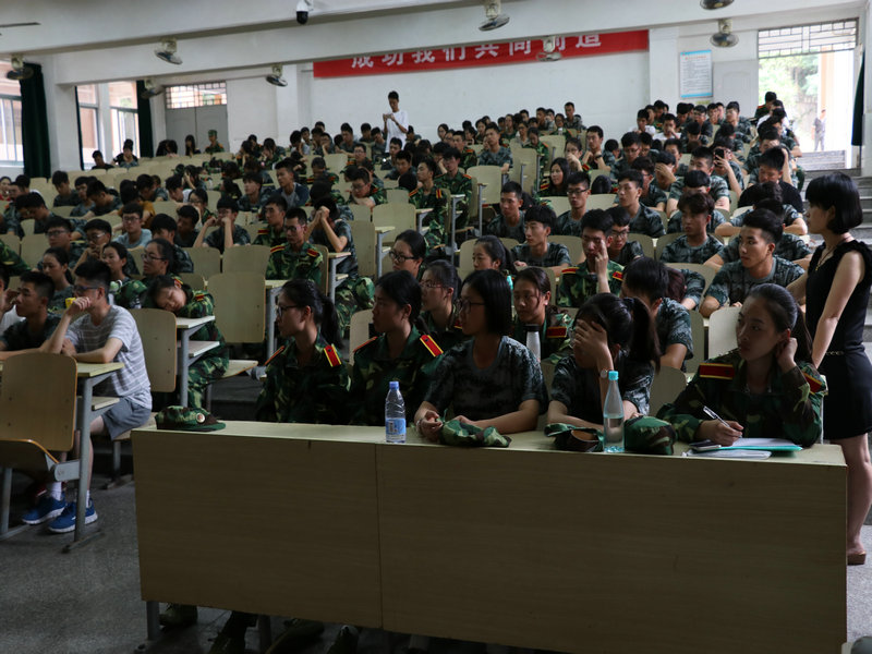 在思考的同学_副本.JPG
