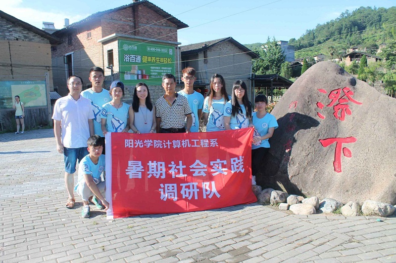 6.甘书记热情与调研队合影留念.jpg