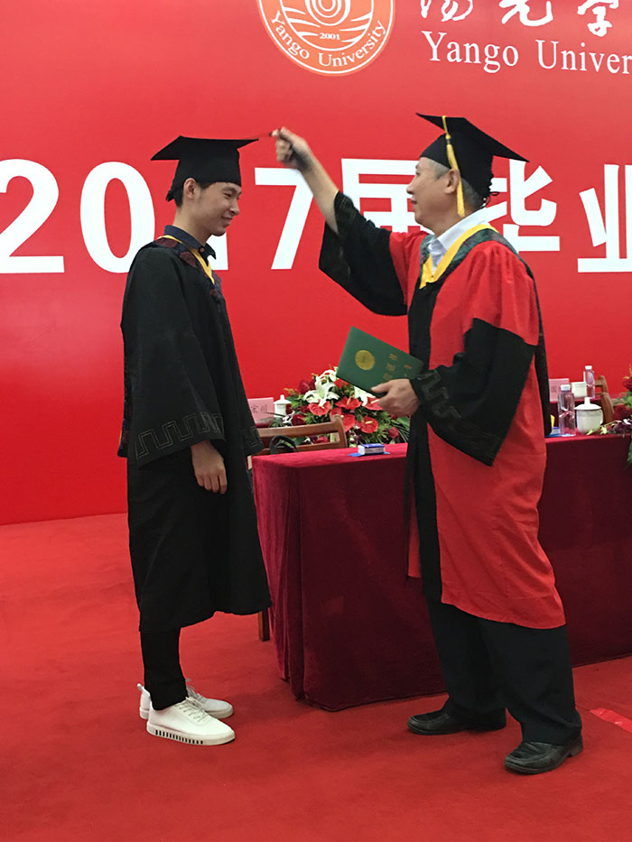 郑忠钦系主任为毕业生行拨穗礼.JPG