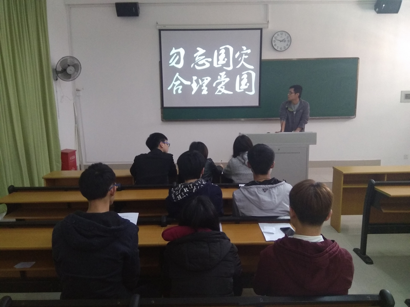 林雯炳展示着自己的剪辑作品_副本.png
