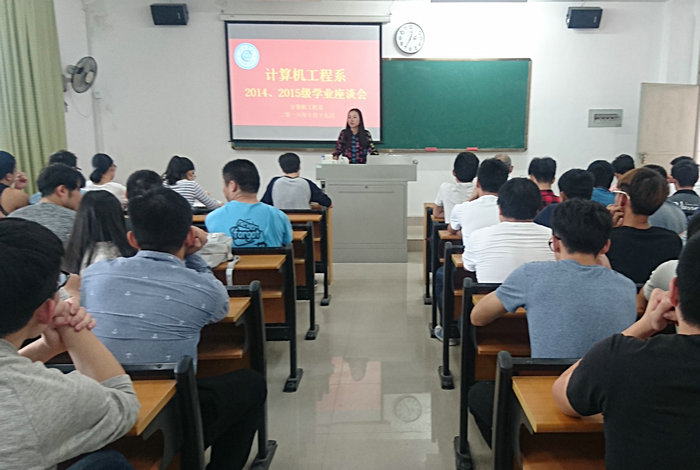 陈银屏辅导员主持会议.jpg