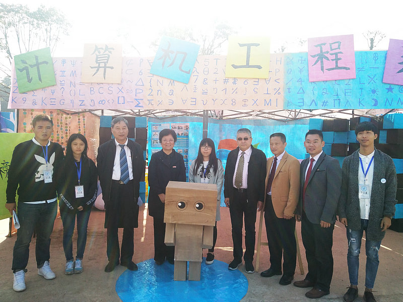 领导在大本营前合照.jpg