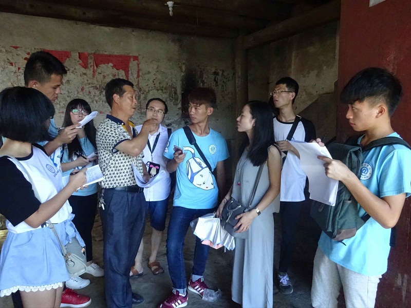 4.漈下村书记甘振新书记向调研队介绍古建筑群.jpg