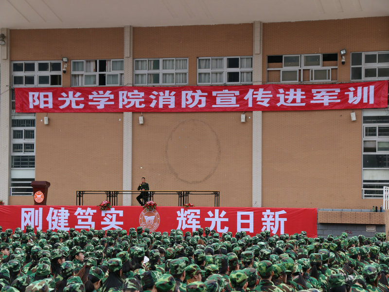 消防官兵林建在给同学们做宣讲_副本.JPG