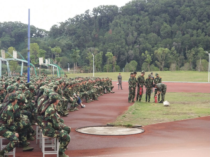 消防官兵在做灭火器的使用说明_副本.jpg