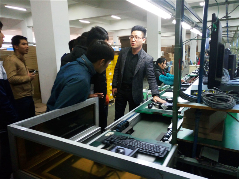 3.林经理为同学们展示电子终端产品.jpg