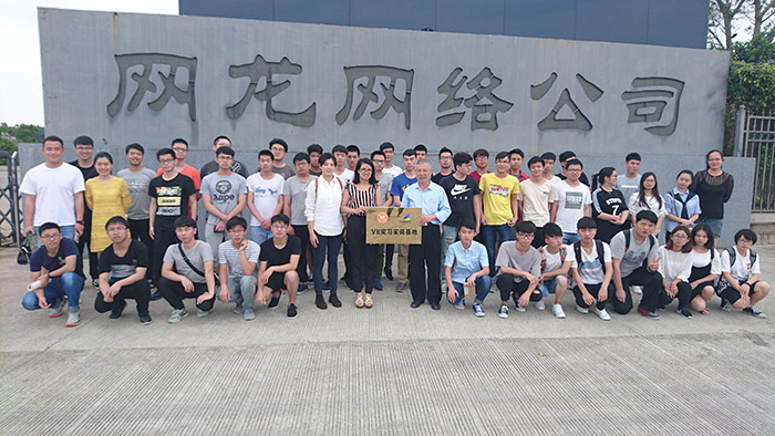 师生与企业负责人合影.jpg
