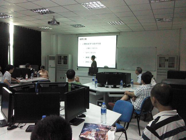 系主任助理林建辉老师为新生家长介绍本系学生未来从业方向20130907.jpg