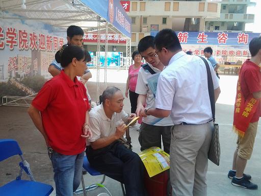 帮新生家长解答问题20130906.JPG