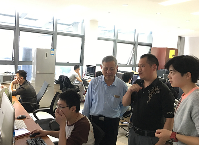 教师了解已在企业工作的学生情况.JPG